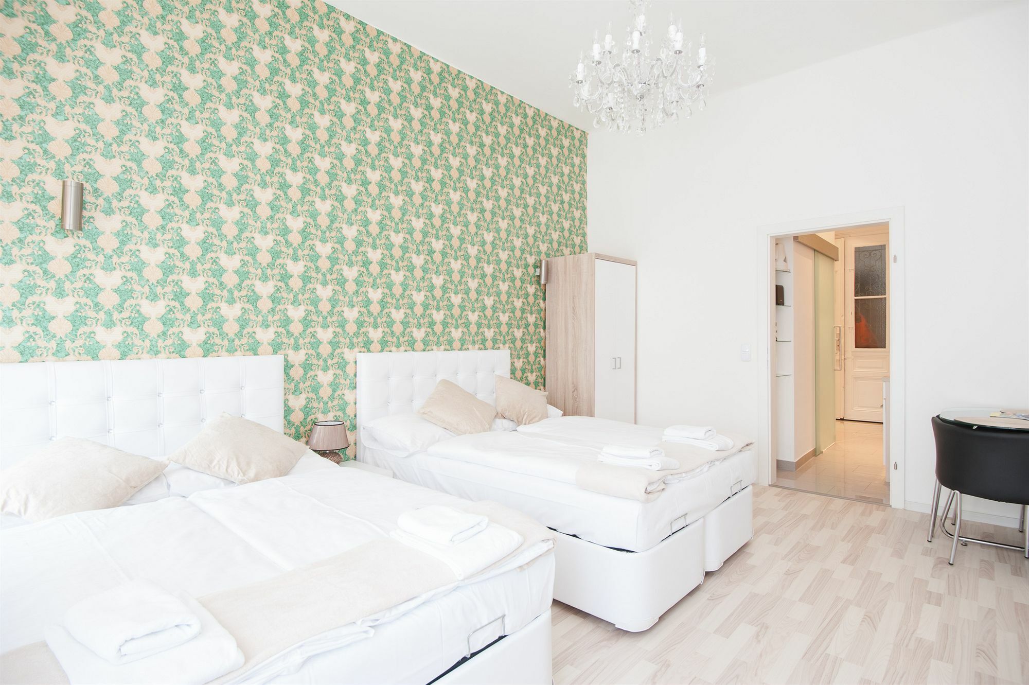 Royal Resort Apartments Westbahnhof Wenen Buitenkant foto